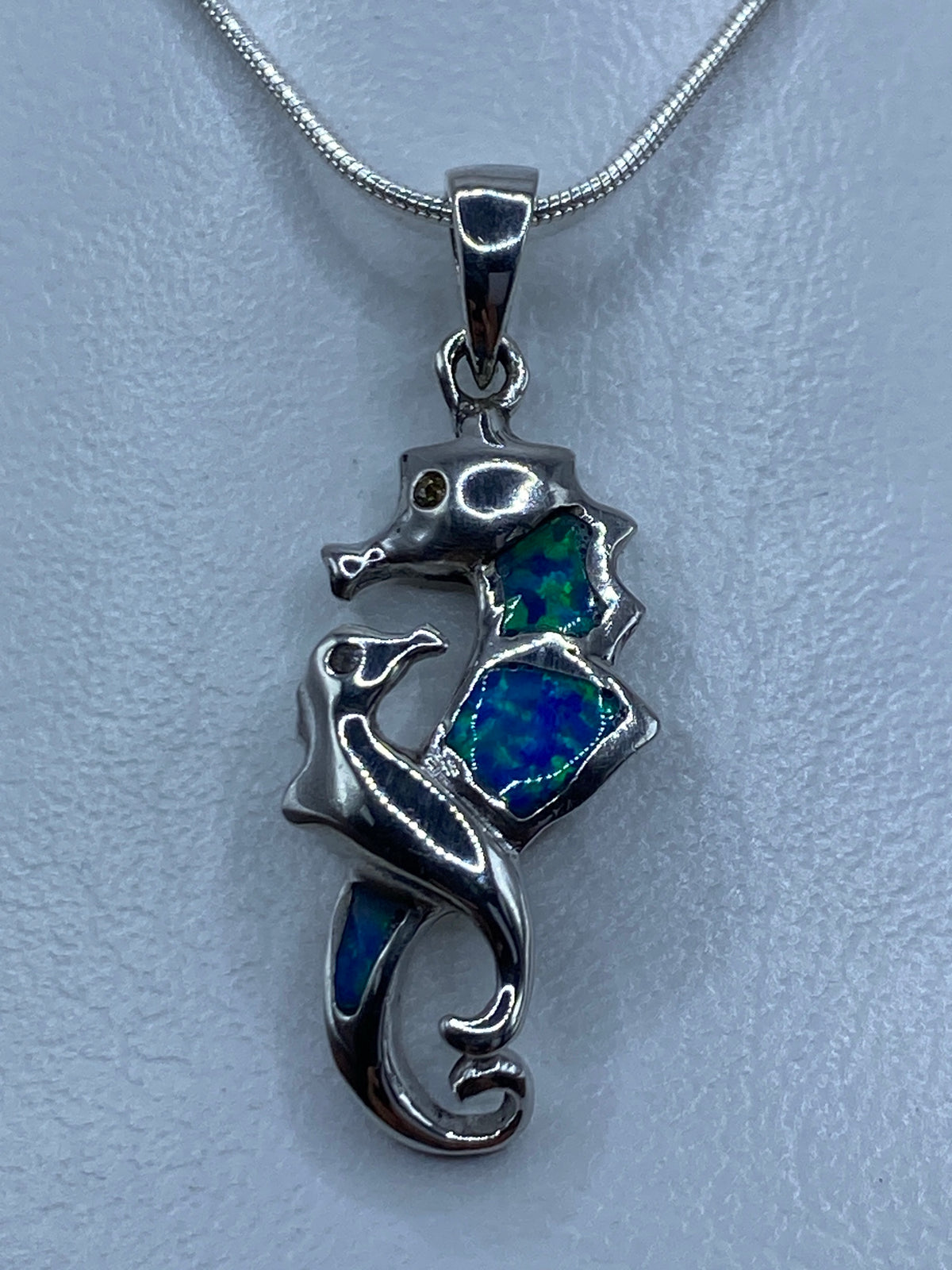 Dije caballito de mar en plata 925 de Taxco con ópalo azul y circonia engastados