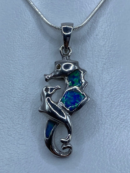 Dije caballito de mar en plata 925 de Taxco con ópalo azul y circonia engastados
