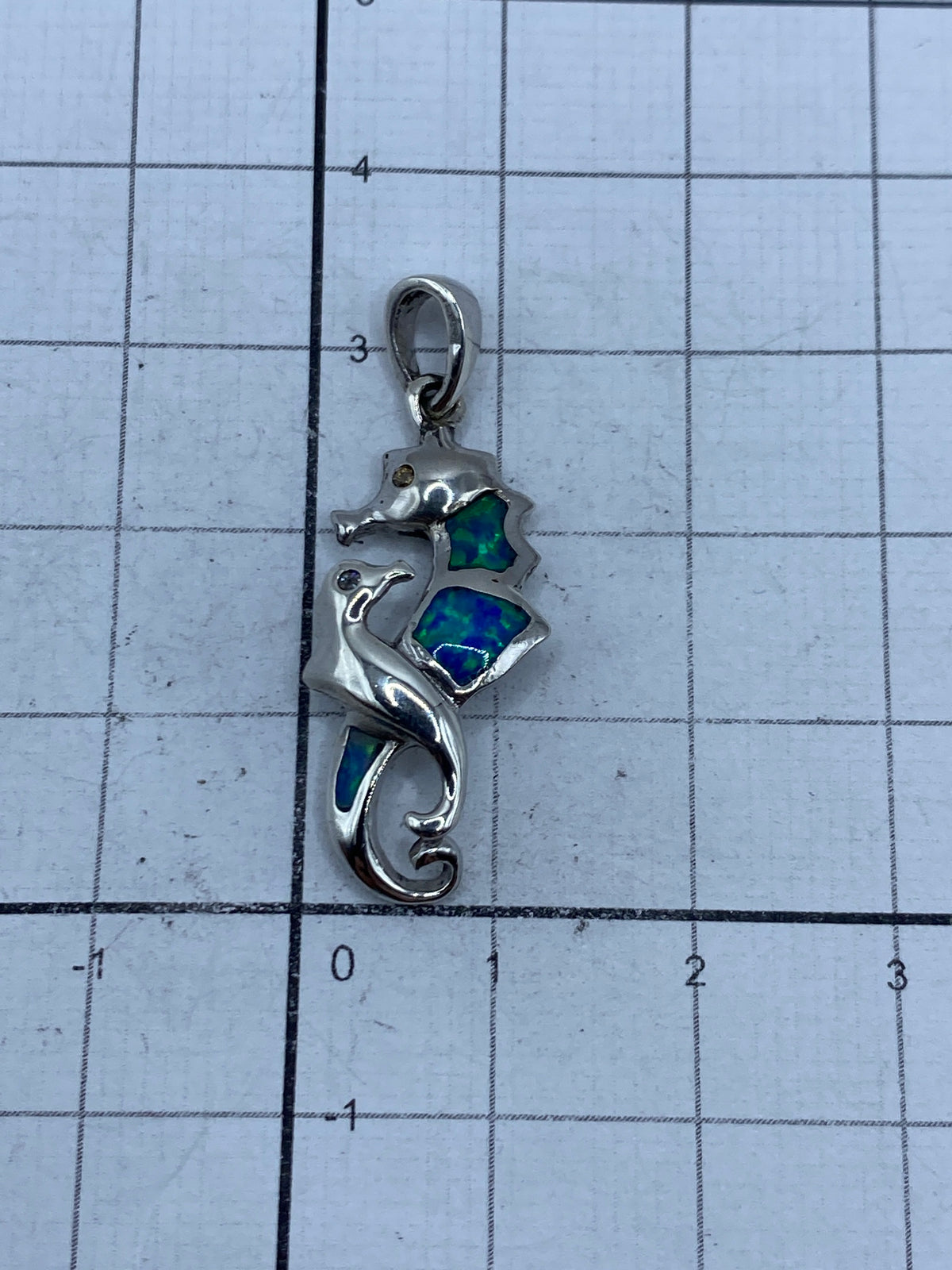 Dije caballito de mar con ópalo azul brillante, listo para combinar con cadena