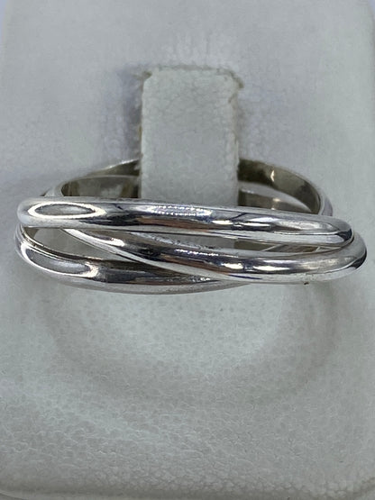Anillo de plata 925 con 3 bandas entrelazadas visto desde arriba
