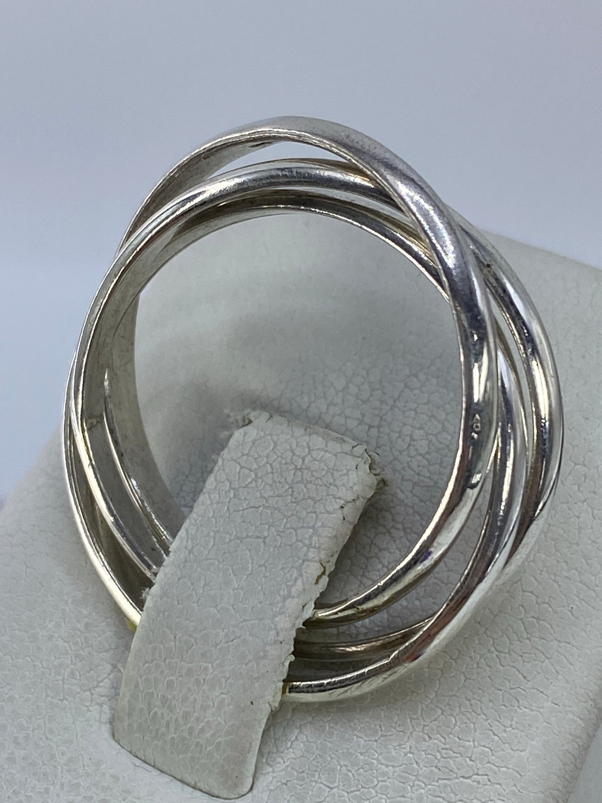 Anillo colocado en el dedo índice de una mano mostrando el tamaño real