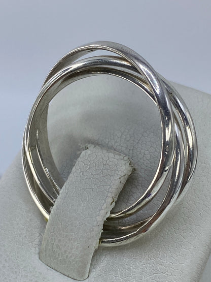 Anillo colocado en el dedo índice de una mano mostrando el tamaño real