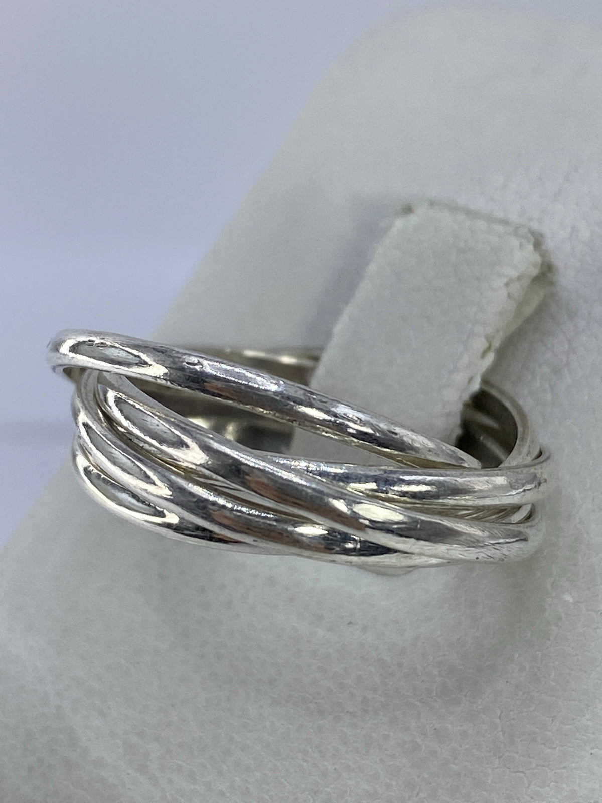 Detalle lateral del anillo mostrando las 5 bandas y el acabado brillante