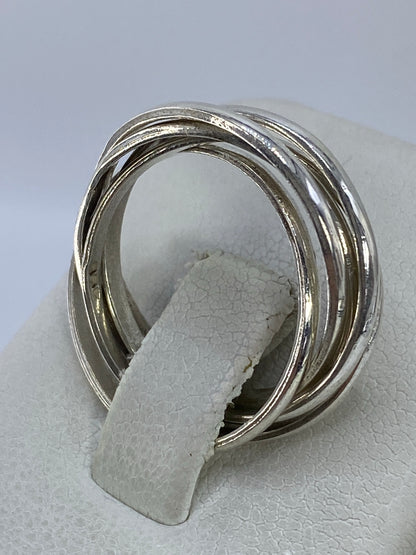 Anillo de 5 bandas puesto en dedo de mujer mostrando el efecto dinámico