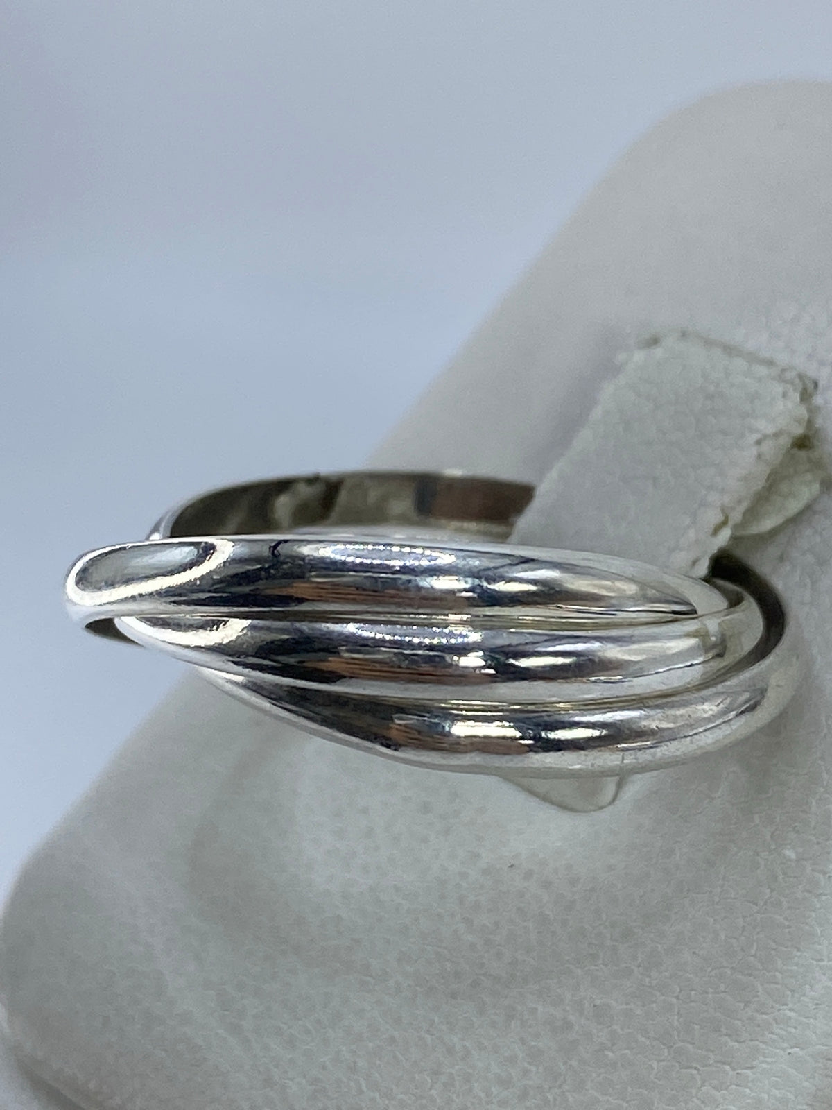 Detalle lateral del anillo de 3 bandas mostrando el entrelazado en plata pulida