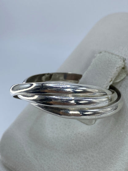 Detalle lateral del anillo de 3 bandas mostrando el entrelazado en plata pulida