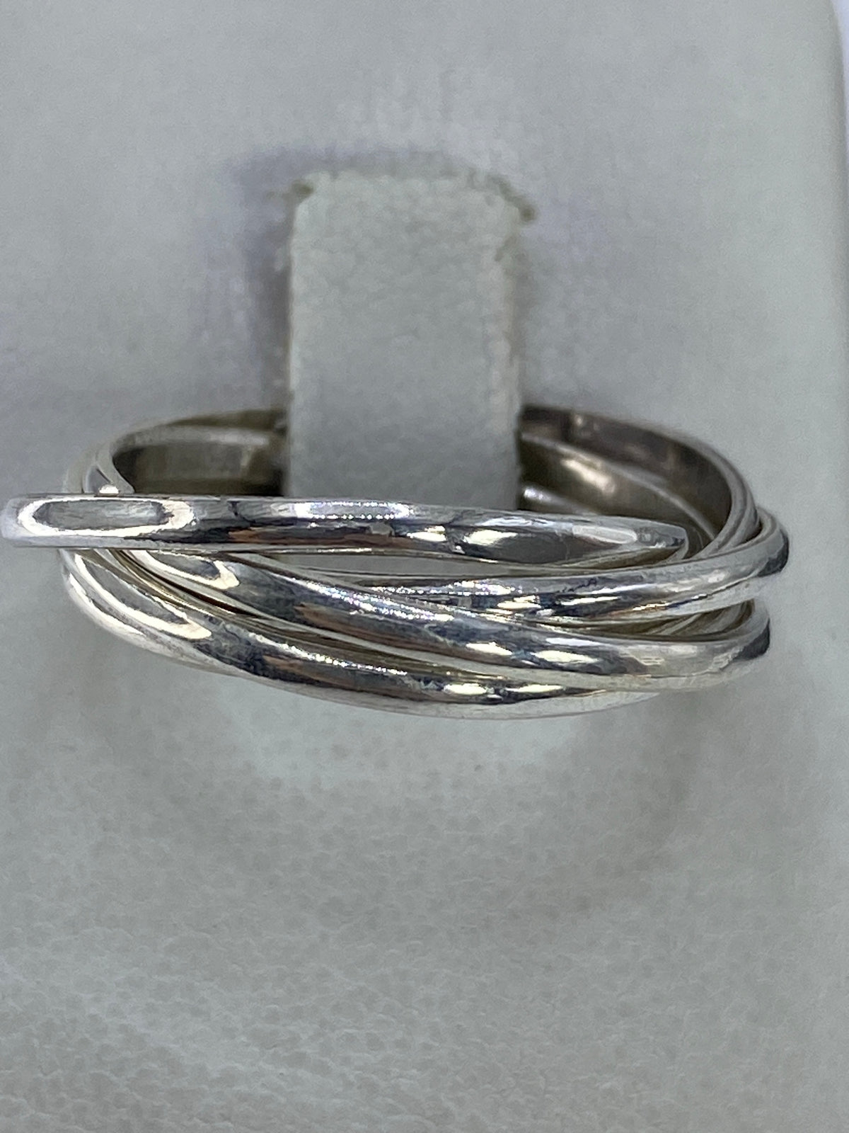 Anillo de plata con 5 bandas entrecruzadas en la mano