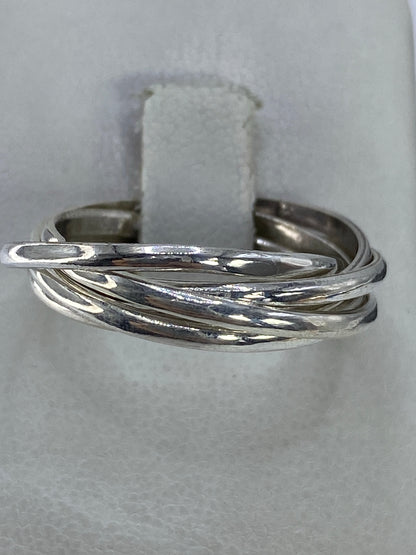 Anillo de plata con 5 bandas entrecruzadas en la mano
