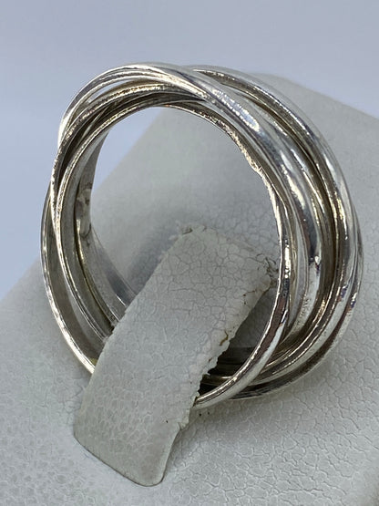 Anillo de plata 925 sobre fondo blanco mostrando el Quinto