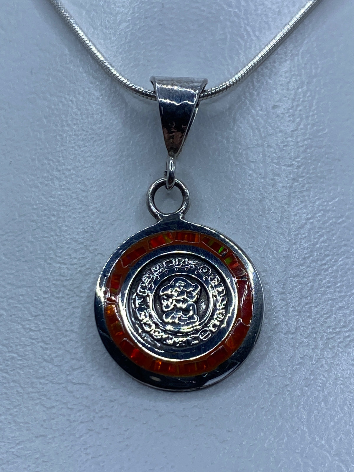 Dije de plata 925 con Calendario Maya e ópalo de fuego naranja engastado