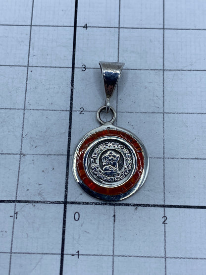 Dije de 3.1 cm de plata 925 sin cadena, sobre escala de centímetros