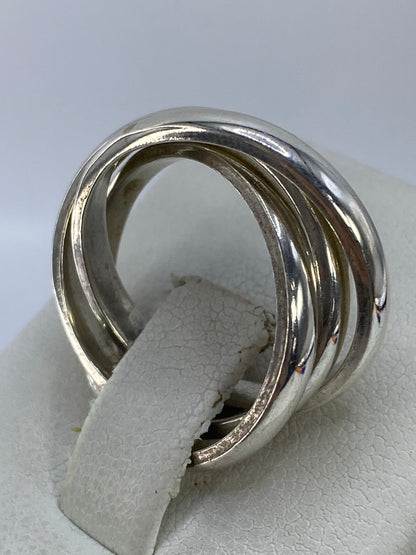 Anillo de plata 925 puesto en dedo anular mostrando proporciones en uso