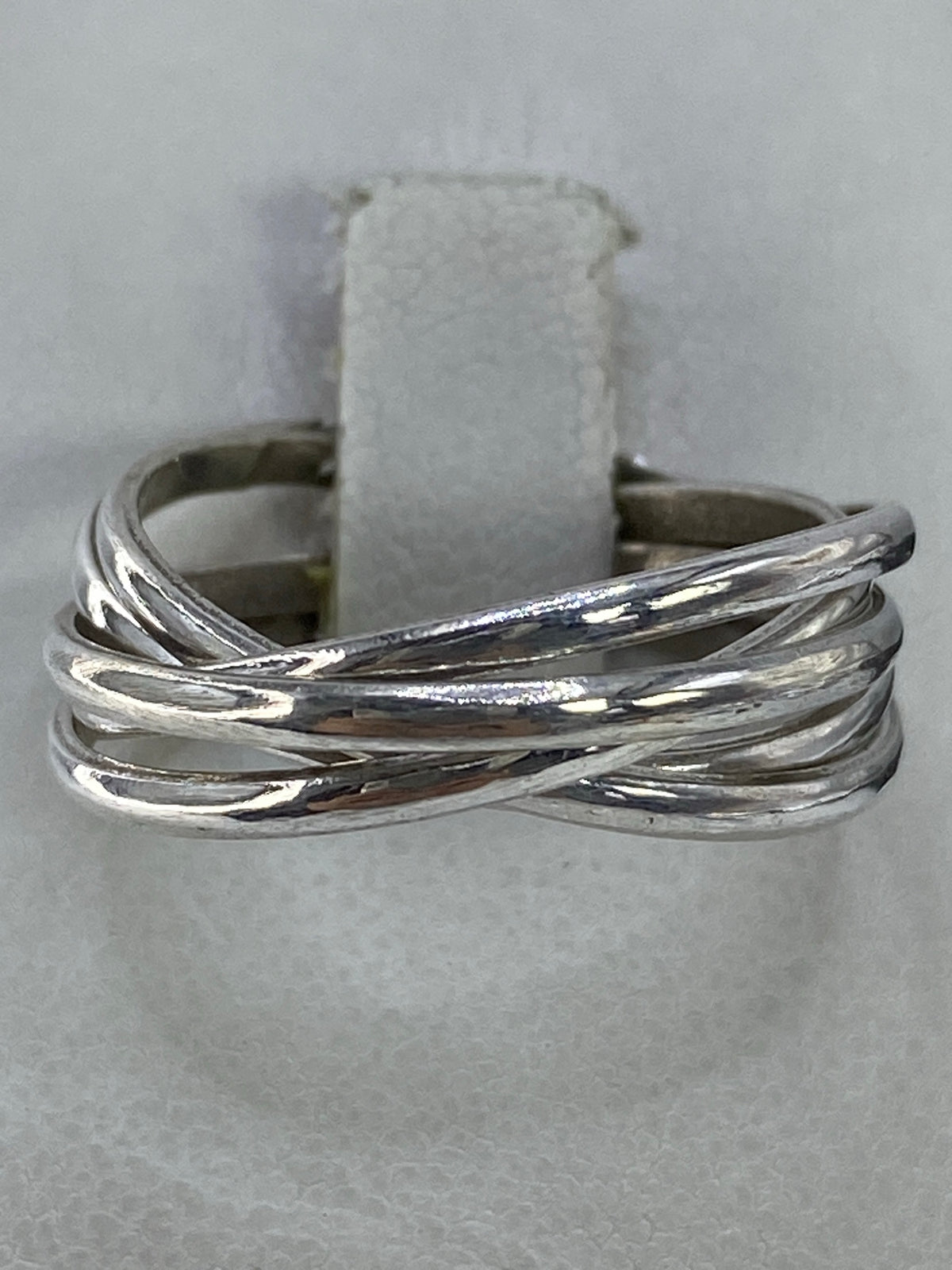 Anillo de 5 bandas entrelazadas en plata 925 visto de frente