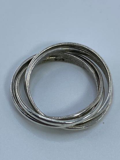 Anillo de 5 bandas puesto en la mano, mostrando el ajuste y brillantez
