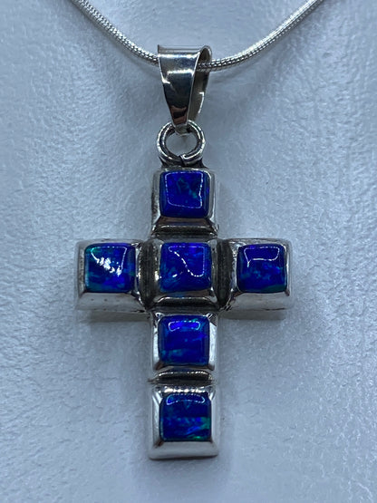 Dije cruz de plata 950 con ópalo de fuego azul, colgando de cadena
