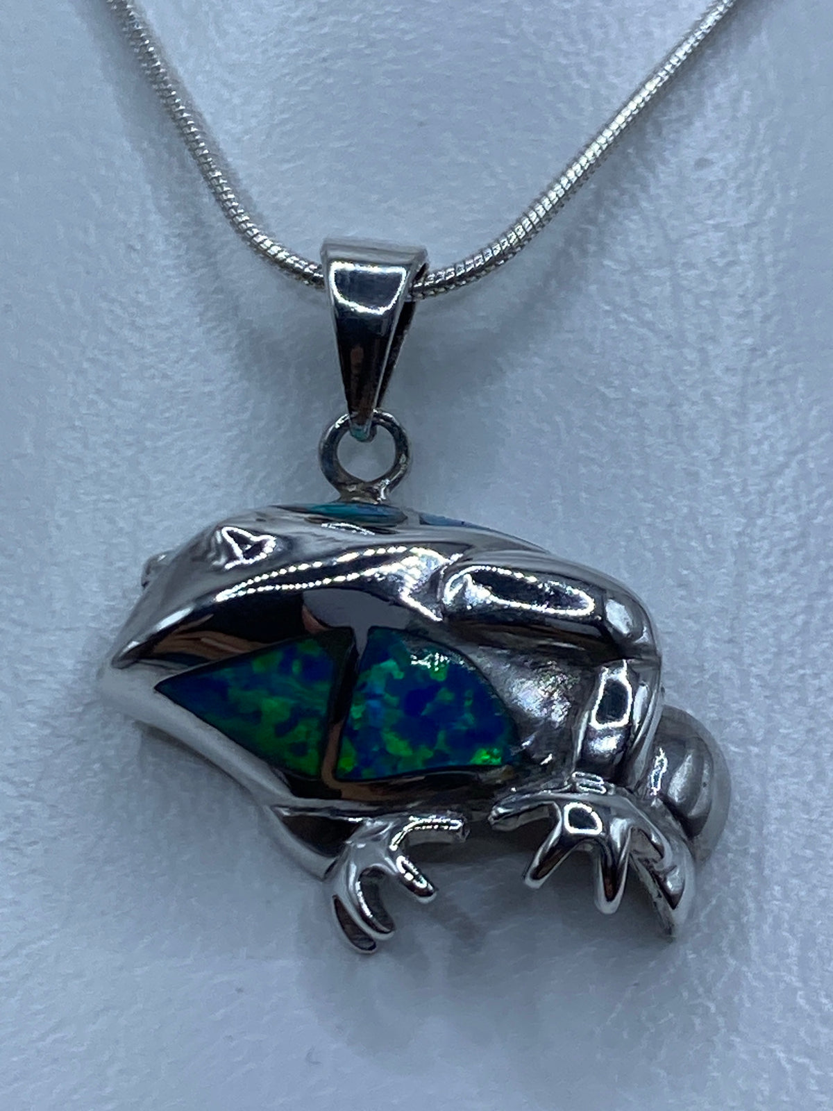 Dije sapo de plata 925 con ópalo de fuego azul, colgado de cadena de plata serpentín