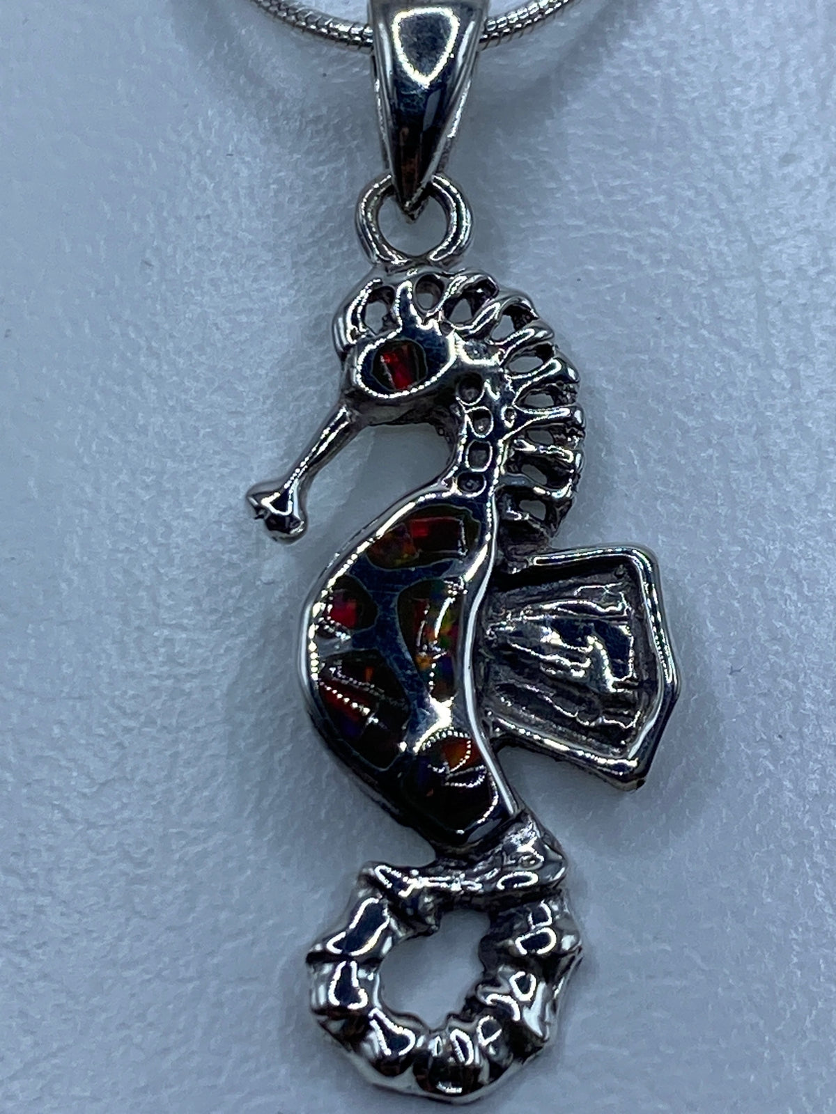 Caballito de mar de fundicion de Taxco visto de frente mostrando el diseno detallado