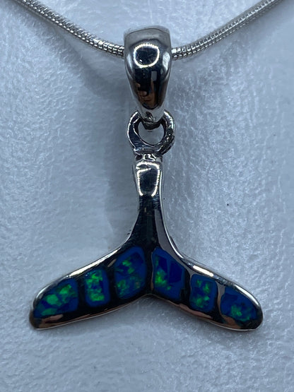 Detalle del engaste de ópalo de fuego azul con tonos verdes en la aleta