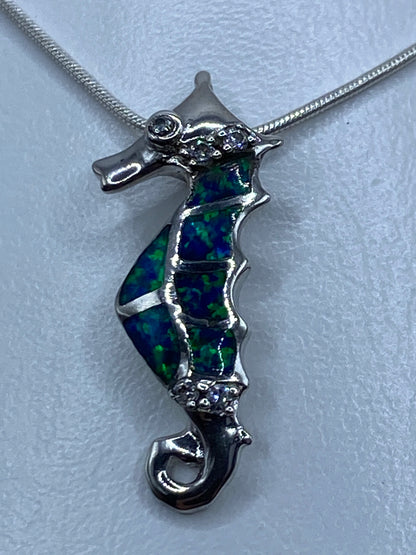 Dije caballito de mar en plata 925 con ópalo de fuego azul en cordón de plata, vista frontal