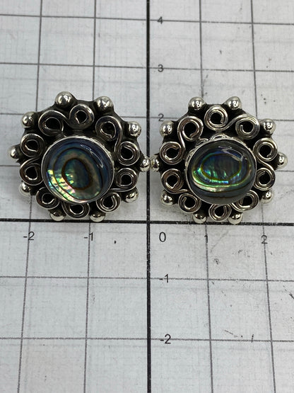 Aretes sobre fondo blanco mostrando el sello del Quinto 925 en la base