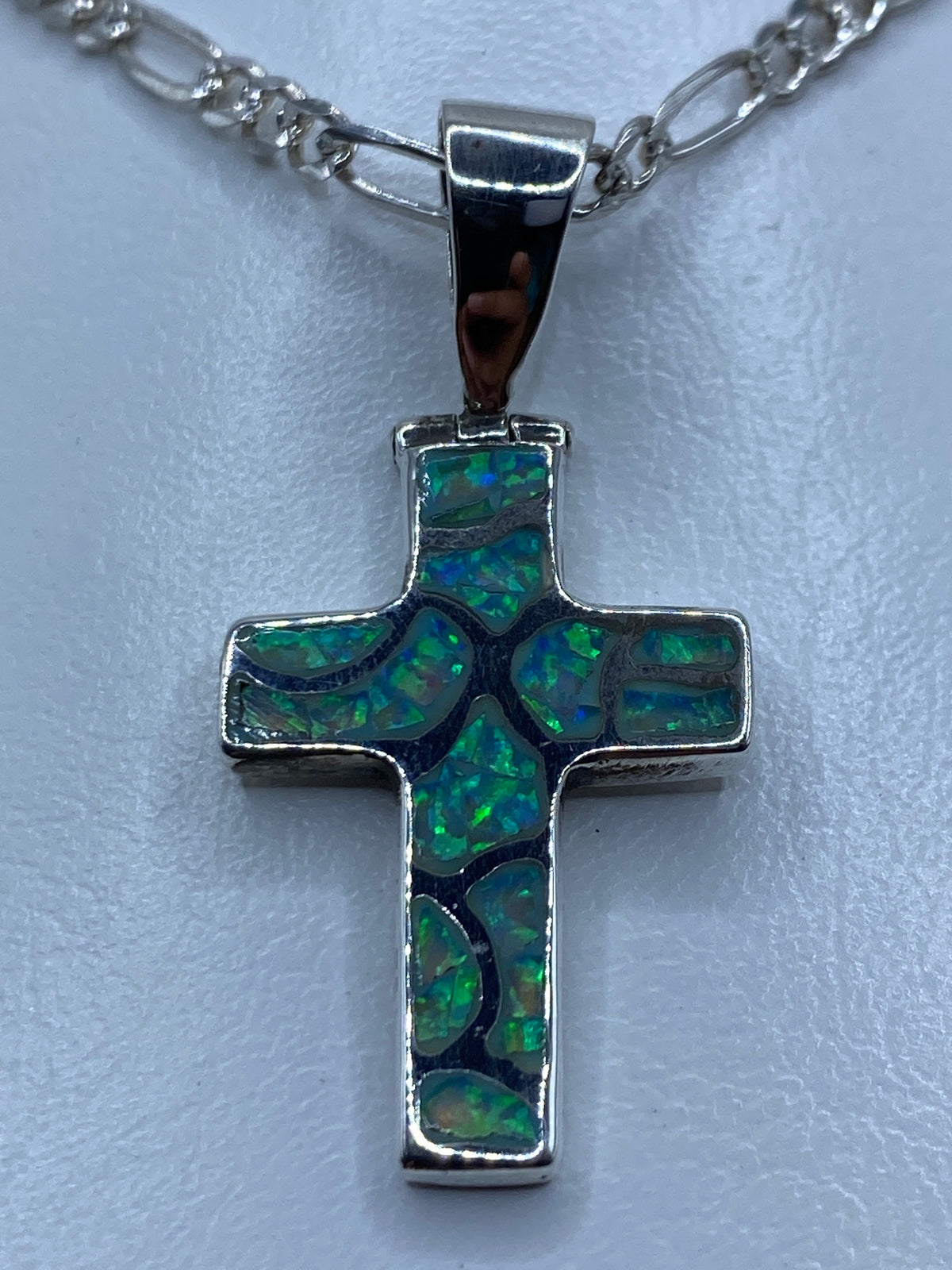 Dije cruz de plata 925 con ópalo de fuego azul cielo, engastado a mano en Taxco