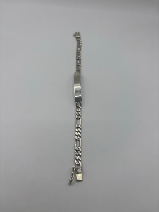 Pulsera de eslabones cubanos en plata .925, vista frontal en ángulo vertical