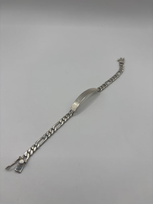 Detalle de eslabones entrelazados de la pulsera, grosor de 6 mm visible