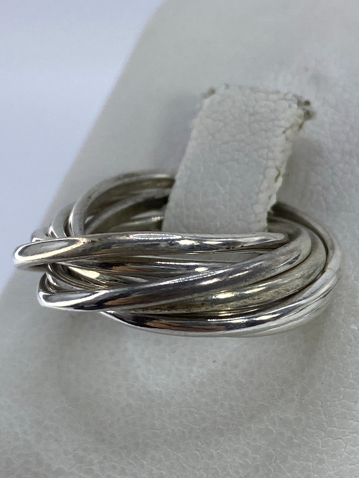 Anillo semanario en la mano mostrando el diseño minimalista