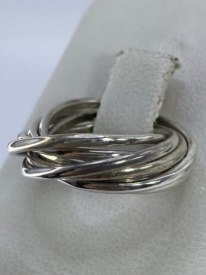 Anillo semanario en la mano mostrando el diseño minimalista