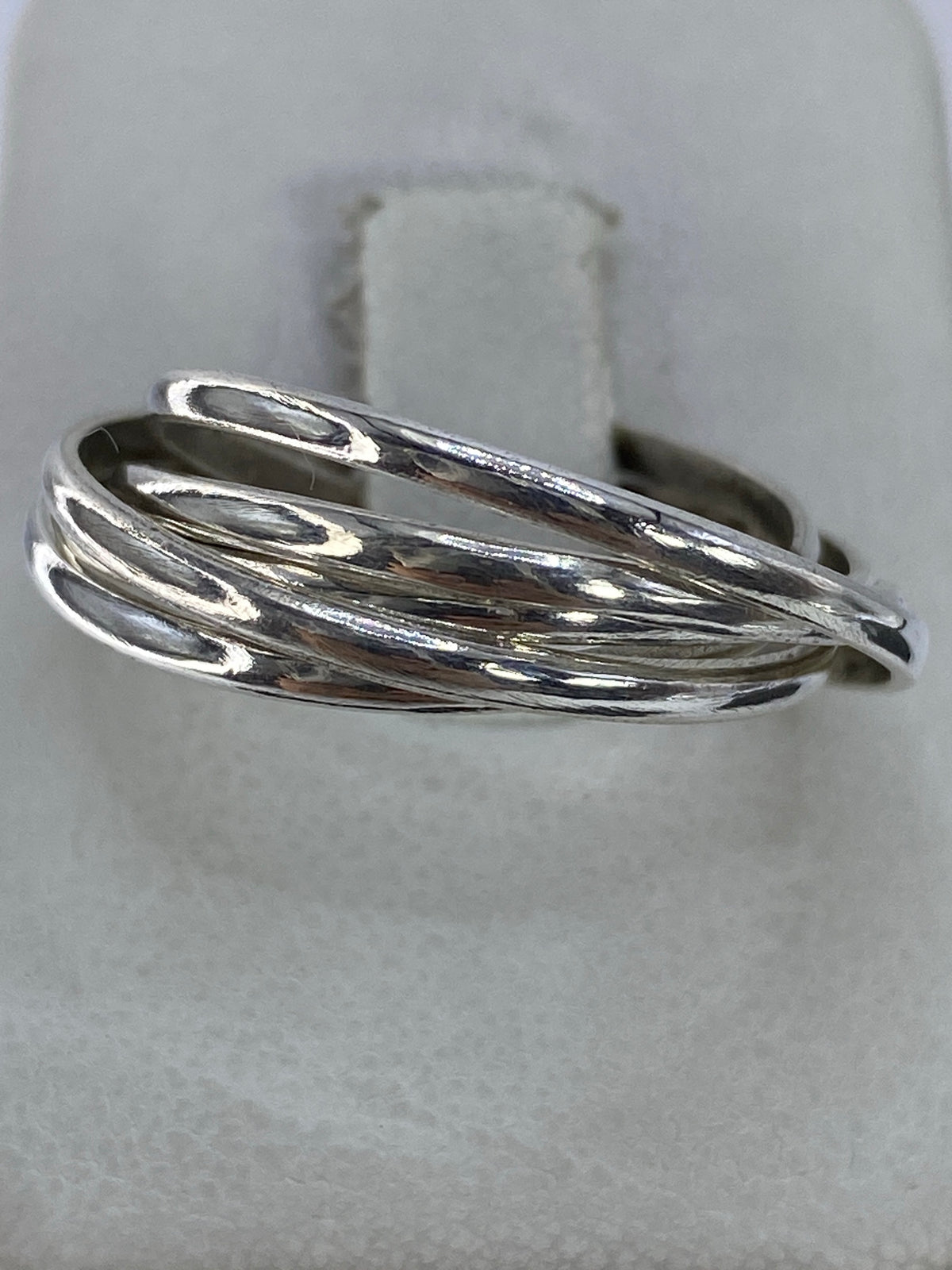 Anillo de plata con 5 bandas entrelazadas en vista lateral, brillante y pulido
