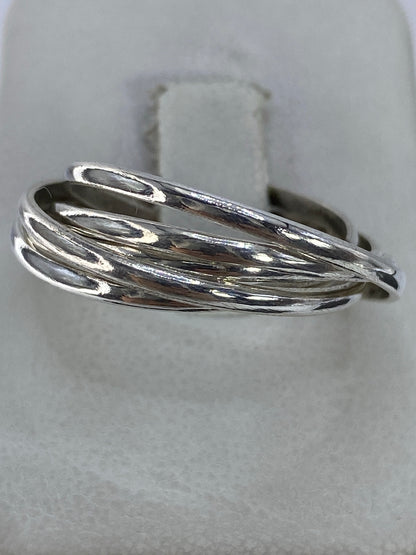 Anillo de plata con 5 bandas entrelazadas en vista lateral, brillante y pulido