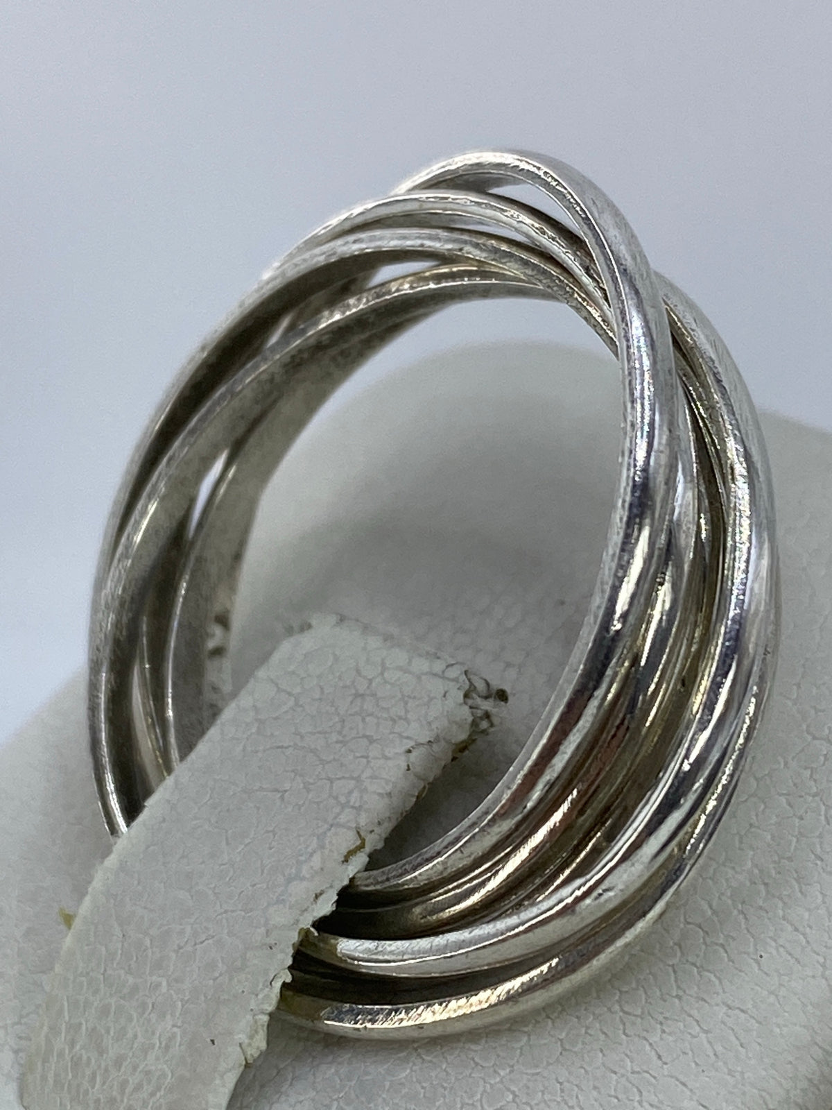 Anillo de bandas puesto en mano mostrando el acabado limpio y minimalista