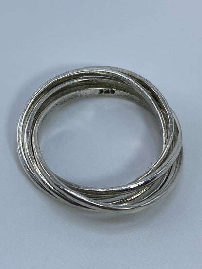 Anillo de plata 925 sobre fondo blanco mostrando el Quinto de Taxco