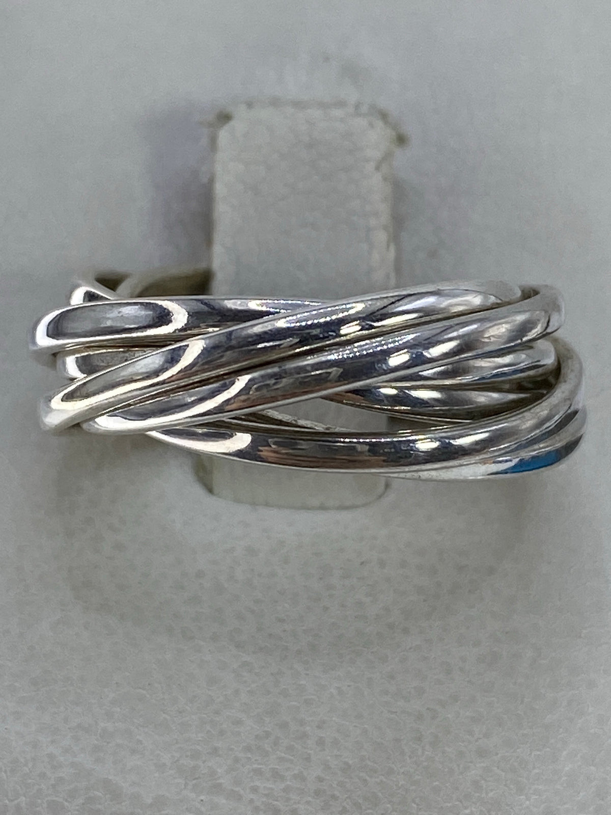Anillo semanario de plata 925 con líneas entrecruzadas pulidas, vista frontal