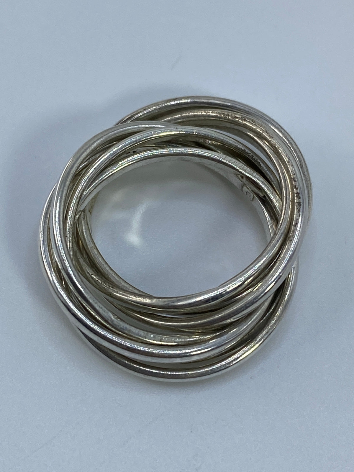 Anillo de plata auténtica 925 sobre fondo blanco