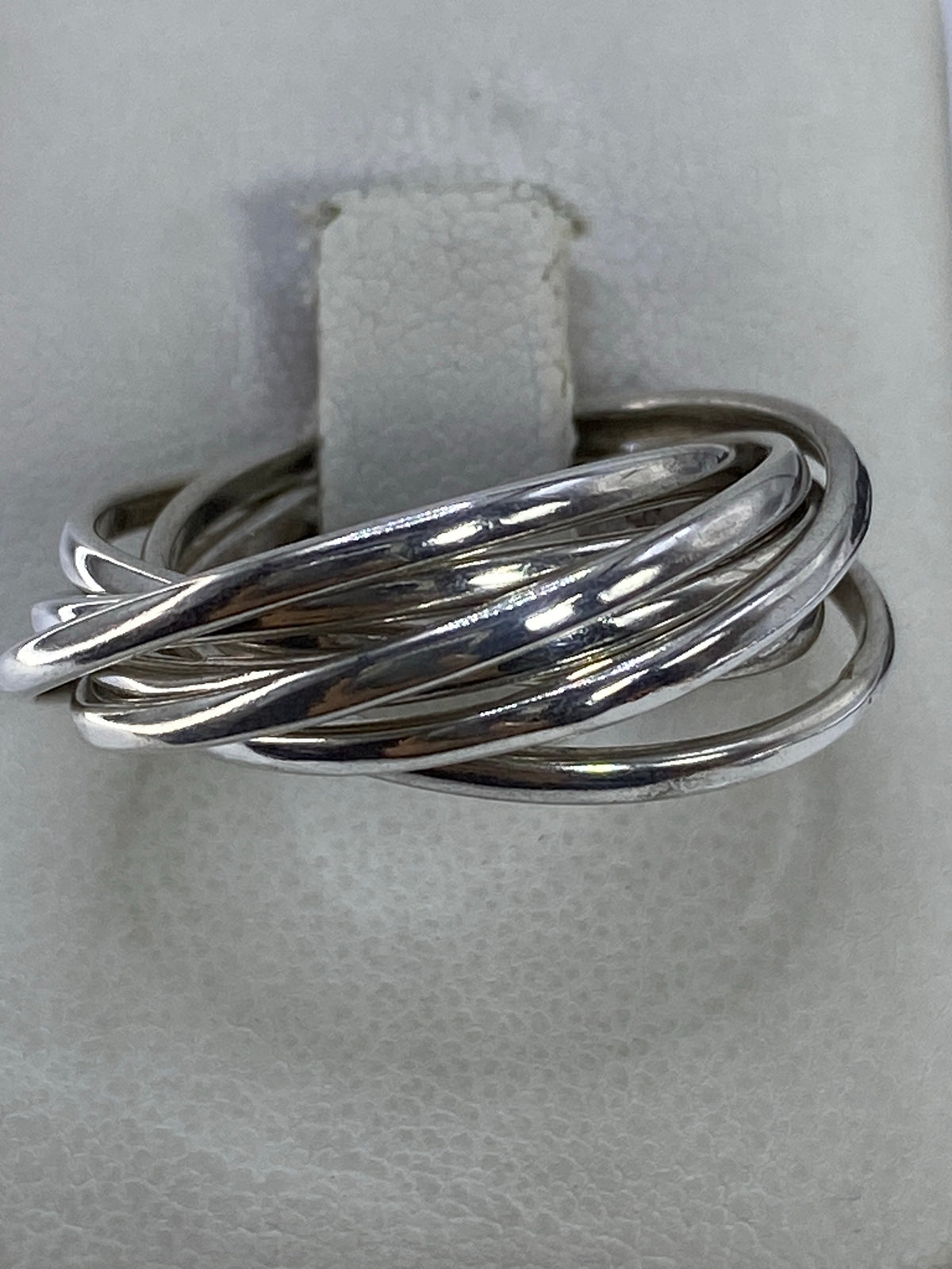 Anillo de plata entrelazado en talla 7 sobre fondo blanco