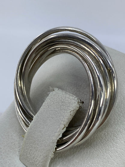 Anillo semanario de plata 925 visto desde arriba, mostrando el diseño entrelazado