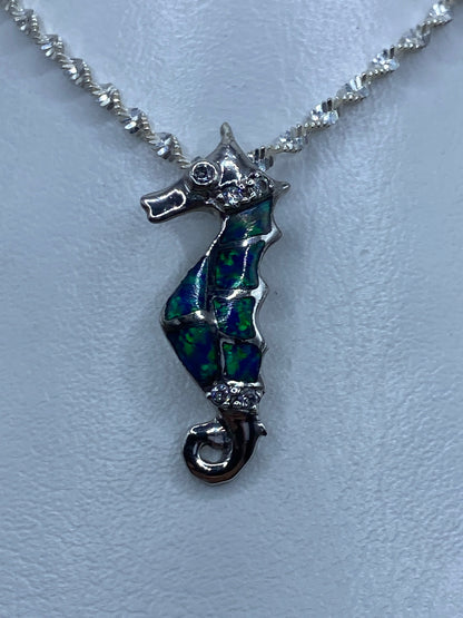 Detalle frontal del caballito de mar engastado con ópalo de Fuego azul iridiscente