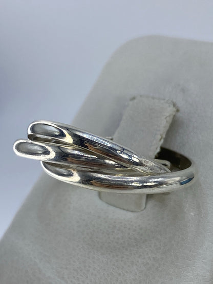 Anillo de 3 bandas sobre dedo mostrando el flujo de las líneas