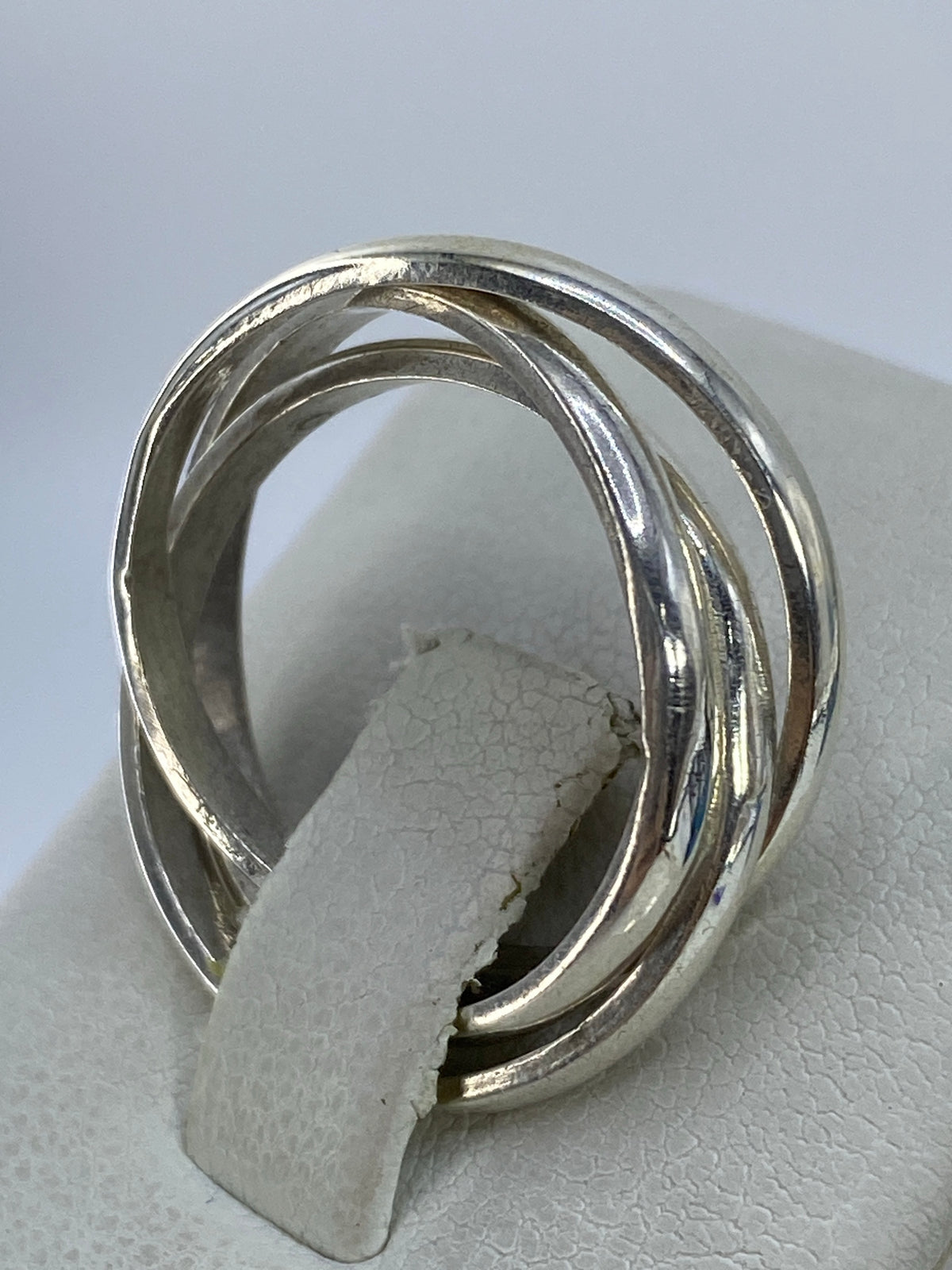 Detalle lateral del anillo con Quinto 925 visible