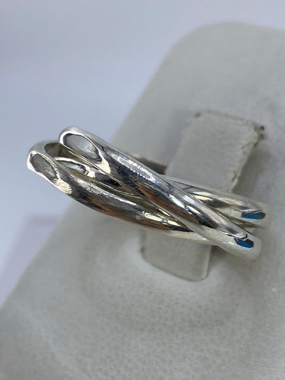 Detalle de las tres bandas del anillo en plata maciza pulida