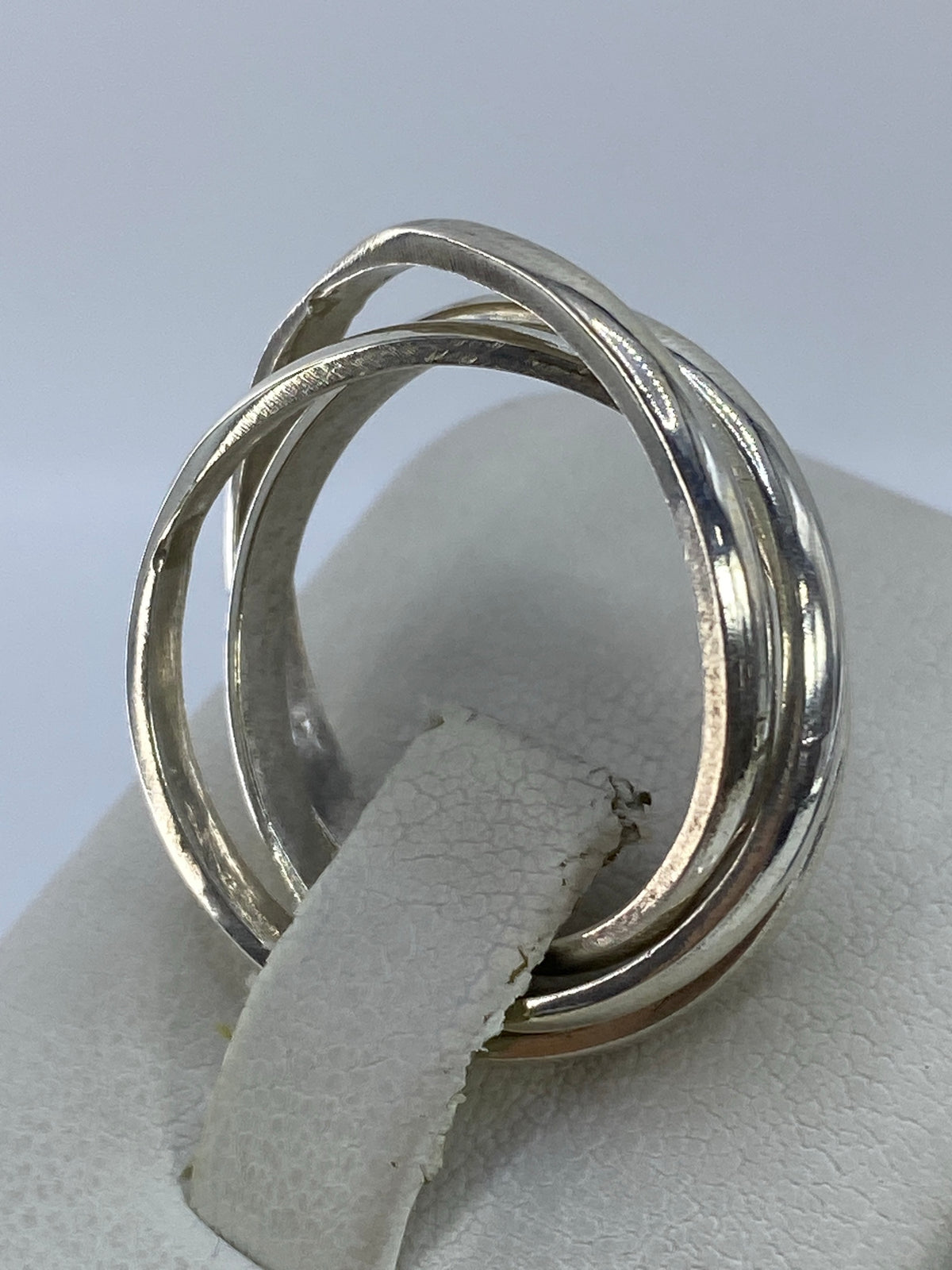 Anillo de tres bandas visto desde arriba mostrando el entrecruzado