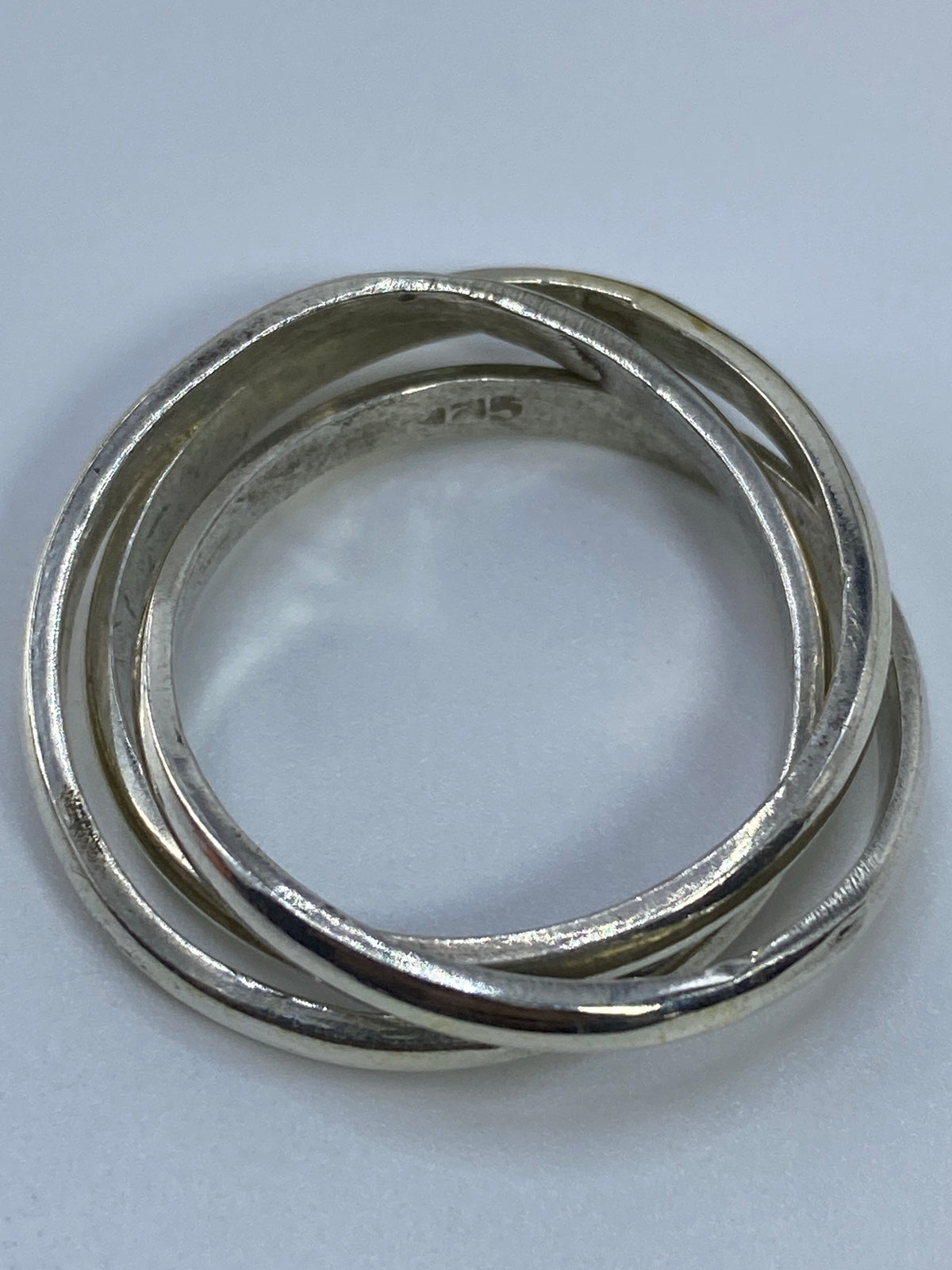 Anillo sobre fondo blanco con sello 925 visible