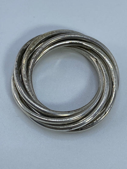 Anillo semanario sobre fondo blanco en talla 4