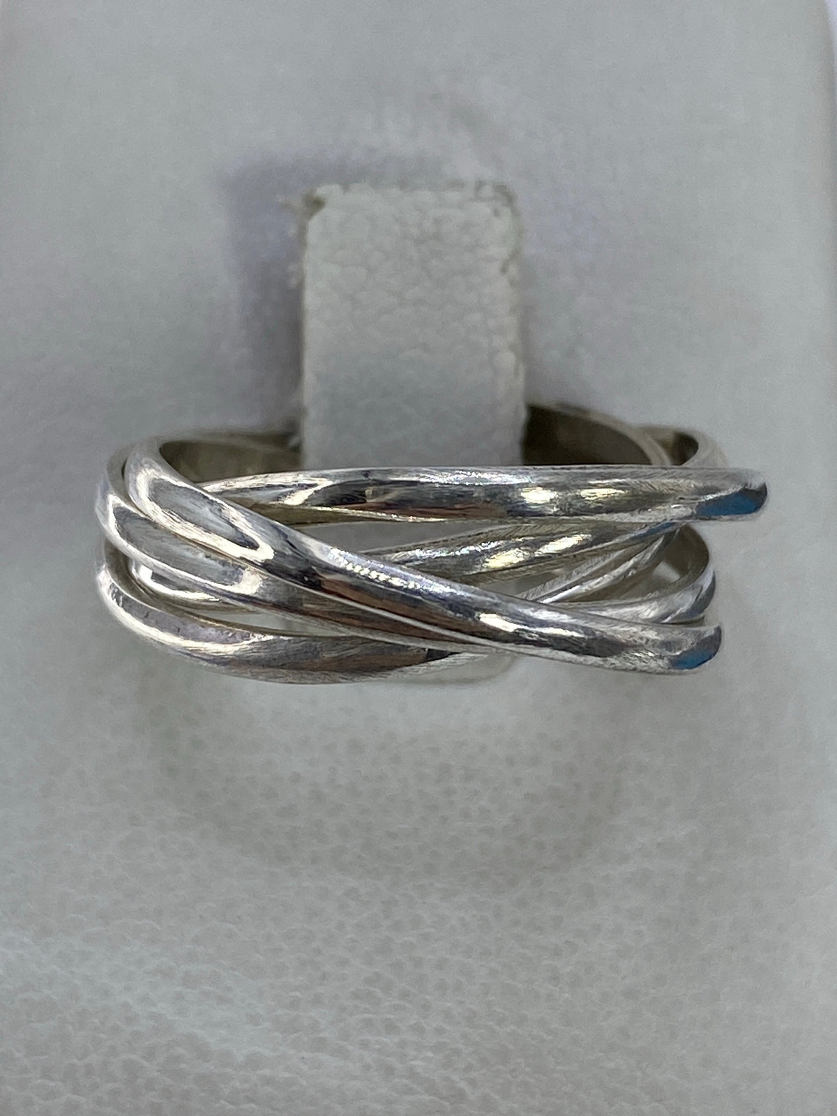 Anillo de plata 925 con 5 bandas entrelazadas en vista superior
