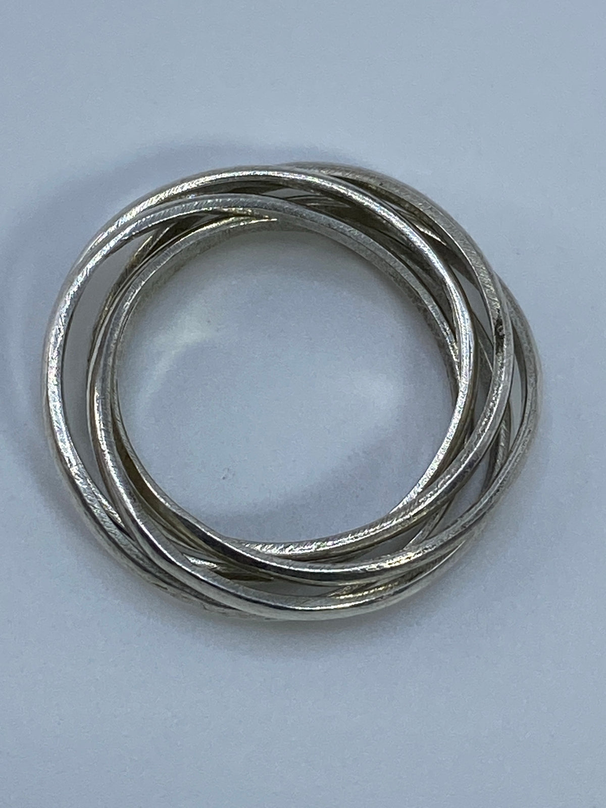 Anillo de plata sobre fondo blanco con el Quinto 925 visible