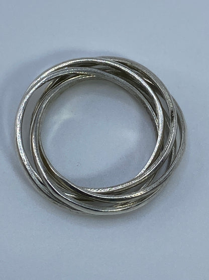 Anillo de plata sobre fondo blanco con el Quinto 925 visible