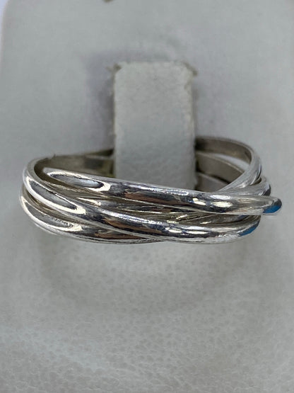 Anillo de plata con 5 bandas entrecruzadas en la mano
