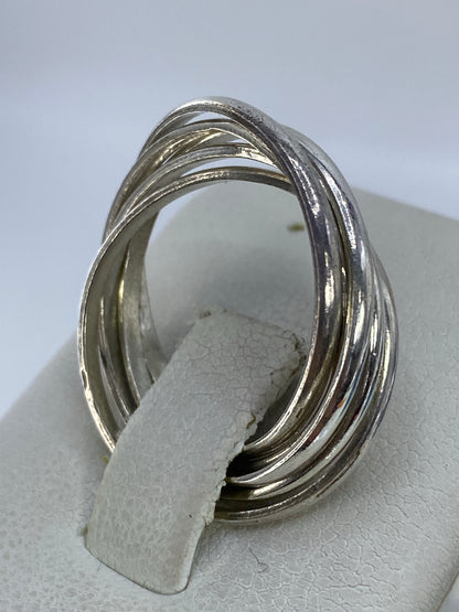 Detalle del pulido espejo y el Quinto 925 del anillo