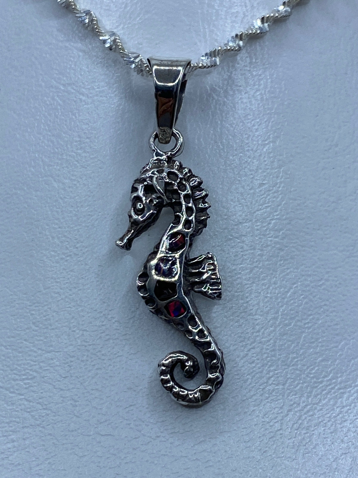 Dije caballito de mar de plata 925 con ópalo de fuego multicolor engastado